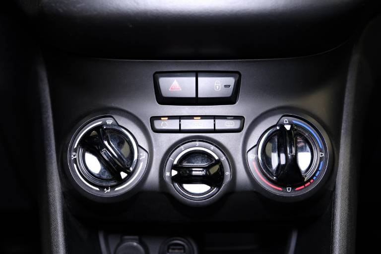 PEUGEOT 208 28