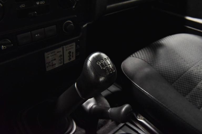 LAND ROVER Defender 23