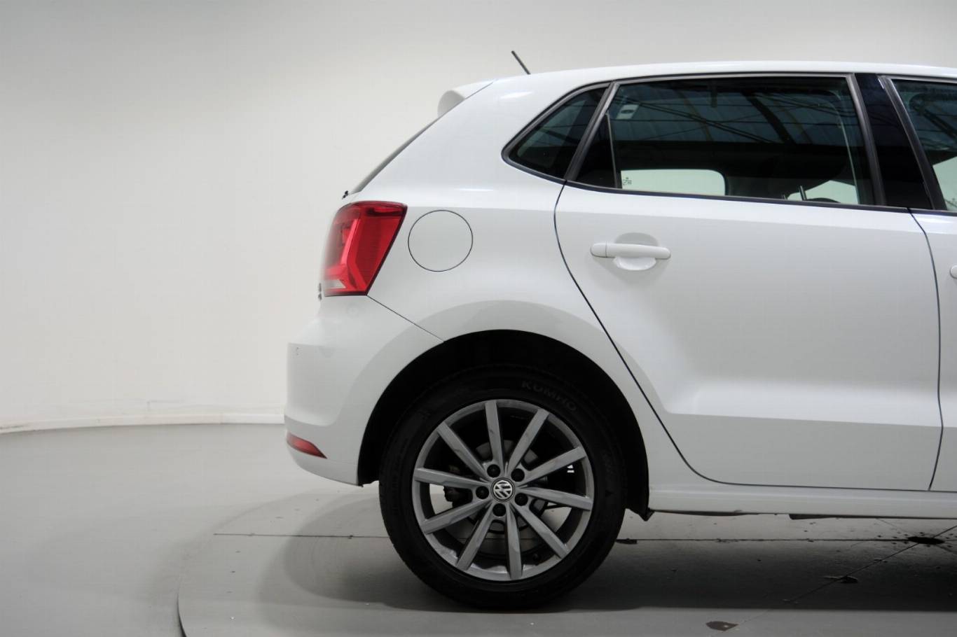 VOLKSWAGEN Polo 45