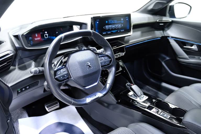 PEUGEOT 208 5