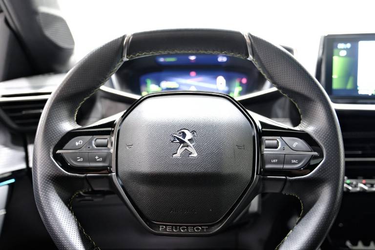 PEUGEOT 208 8
