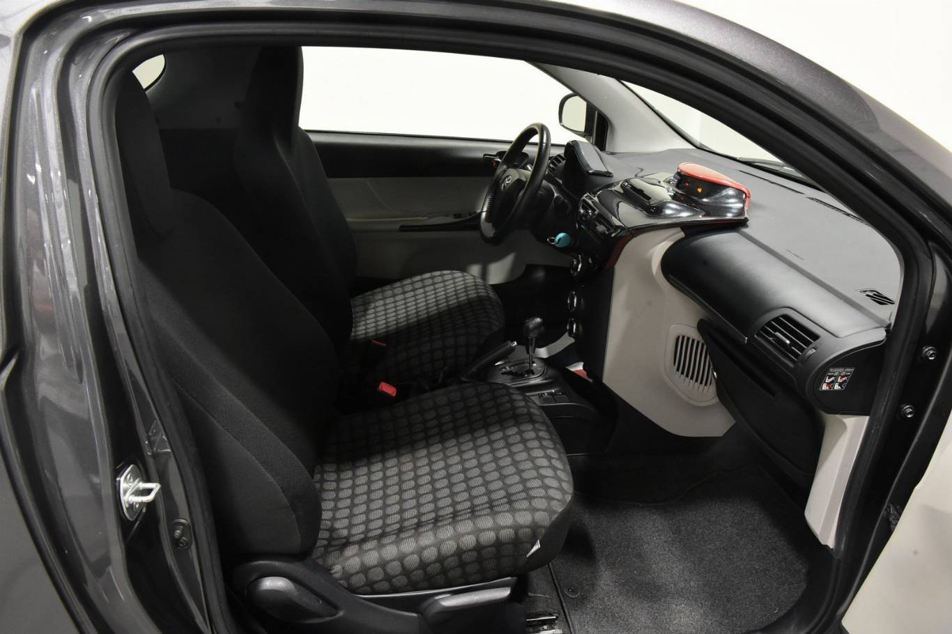 TOYOTA IQ 29