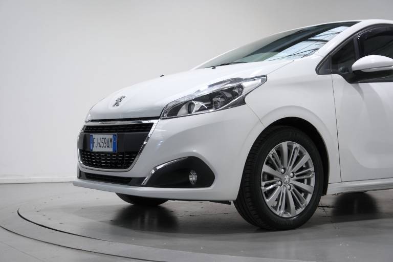 PEUGEOT 208 11