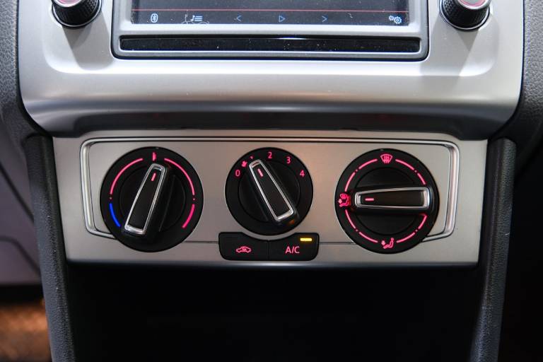 VOLKSWAGEN Polo 28