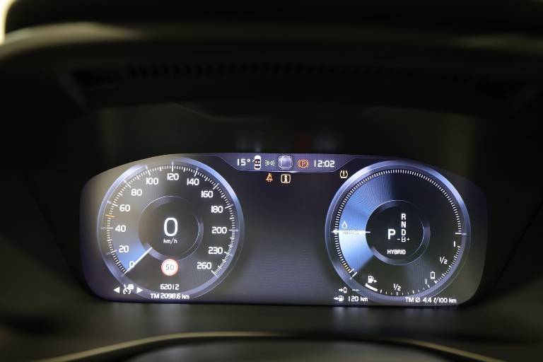 VOLVO XC40 8