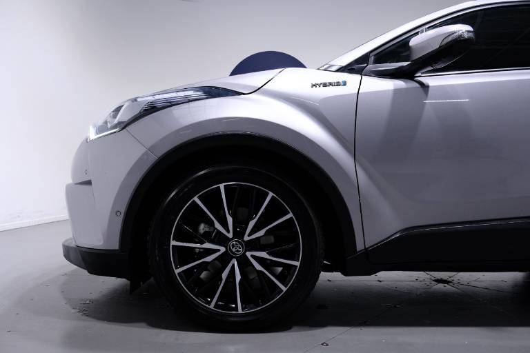 TOYOTA C-HR 11