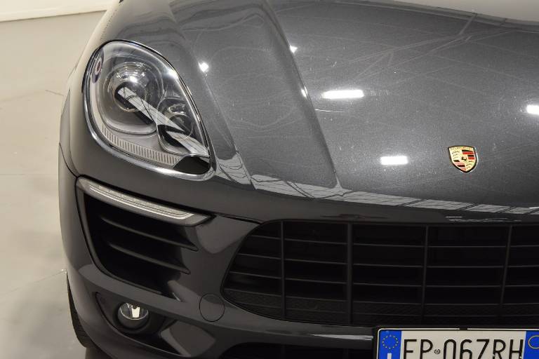 PORSCHE Macan 17