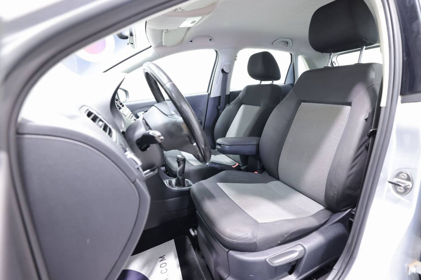 VOLKSWAGEN Polo 21