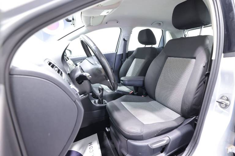 VOLKSWAGEN Polo 21