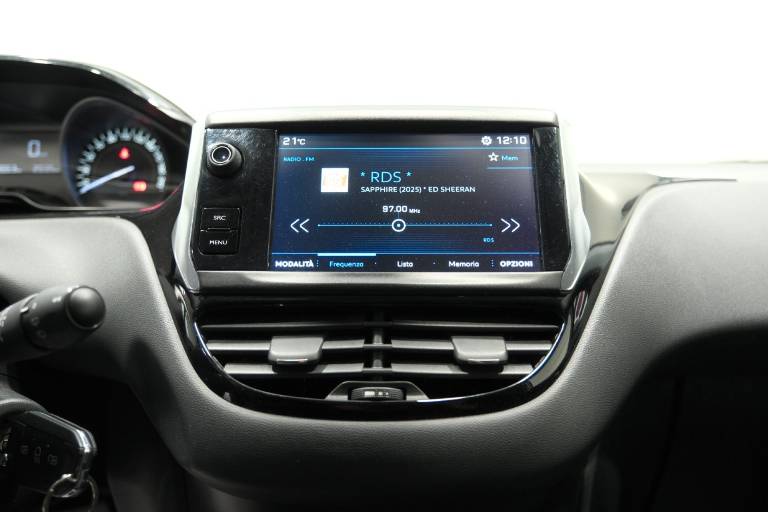 PEUGEOT 208 9