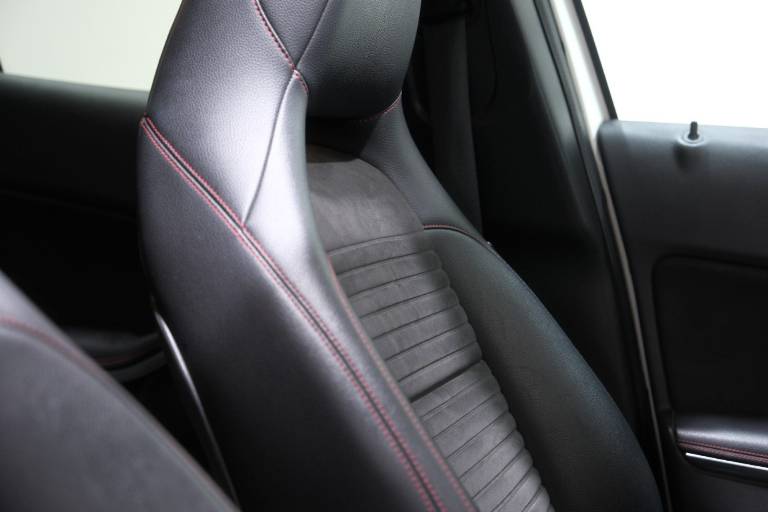 MERCEDES-BENZ GLA 220 61