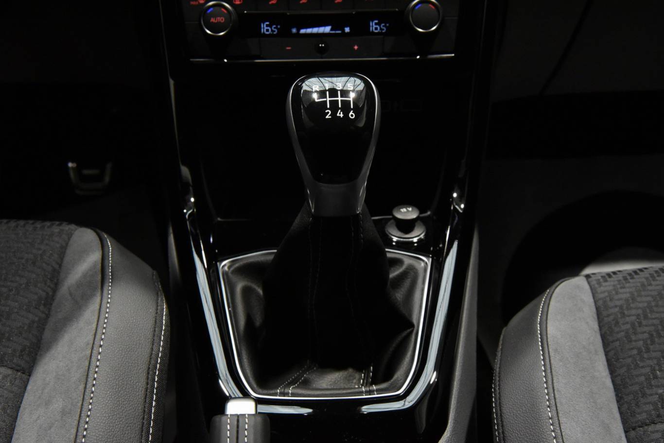 VOLKSWAGEN T-Cross 10