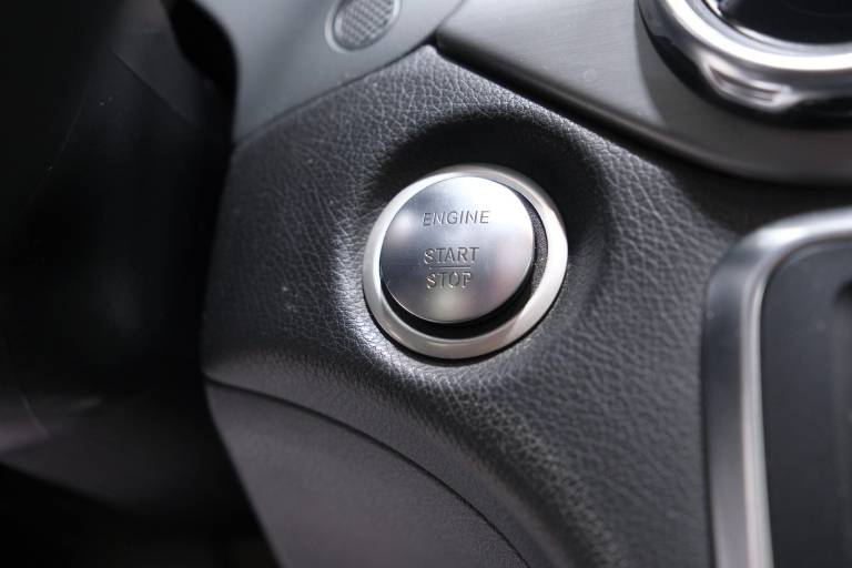 MERCEDES-BENZ GLA 220 30