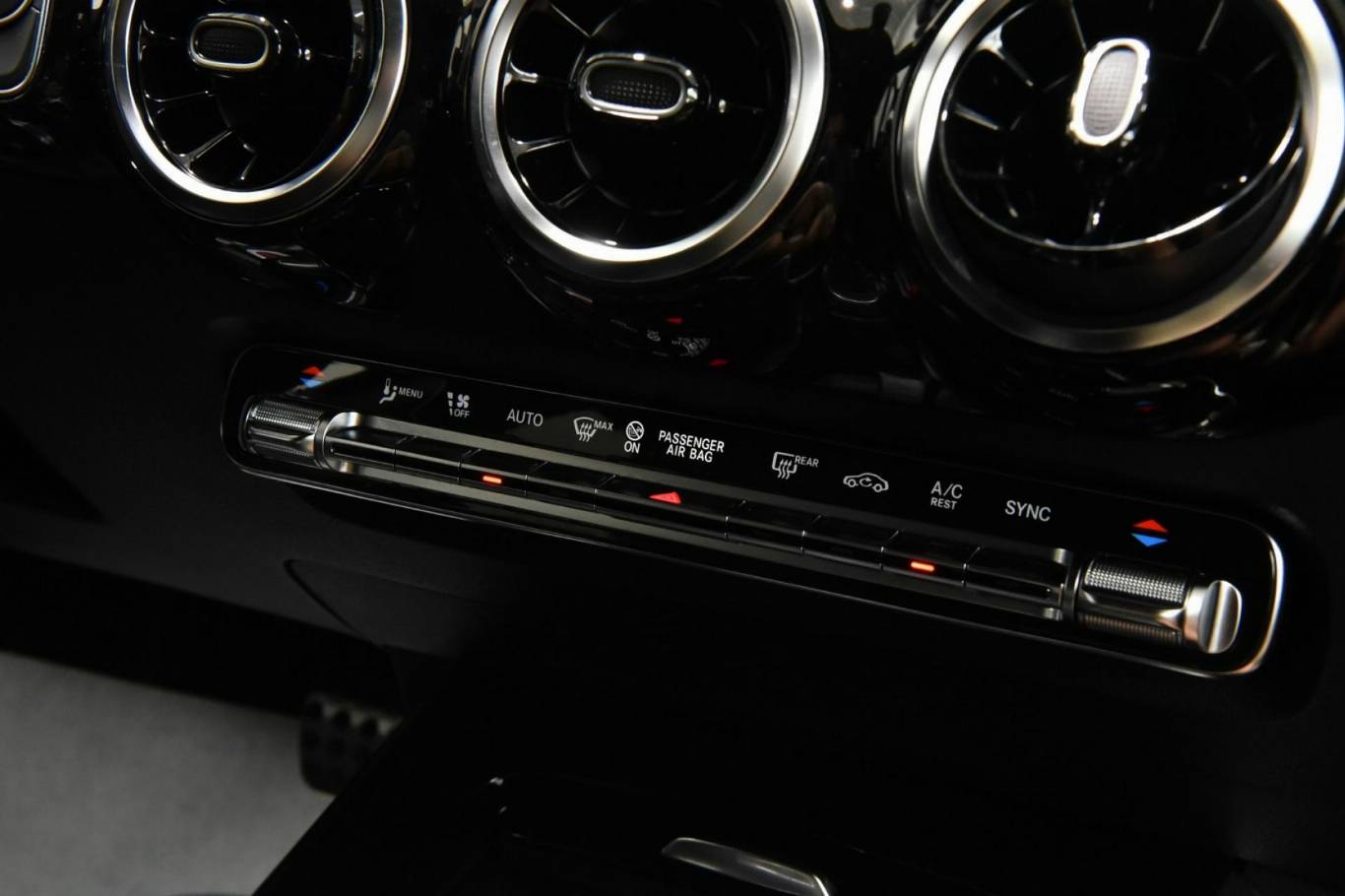 MERCEDES-BENZ GLA 200 30