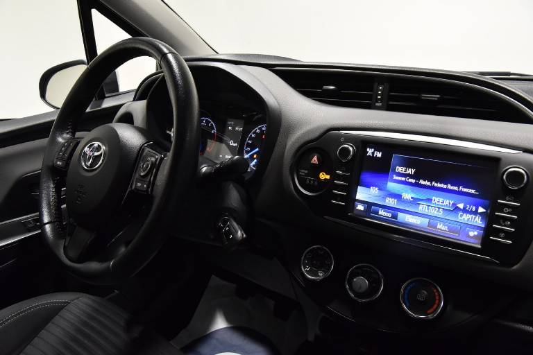 TOYOTA Yaris 30