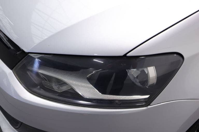 VOLKSWAGEN Polo 17