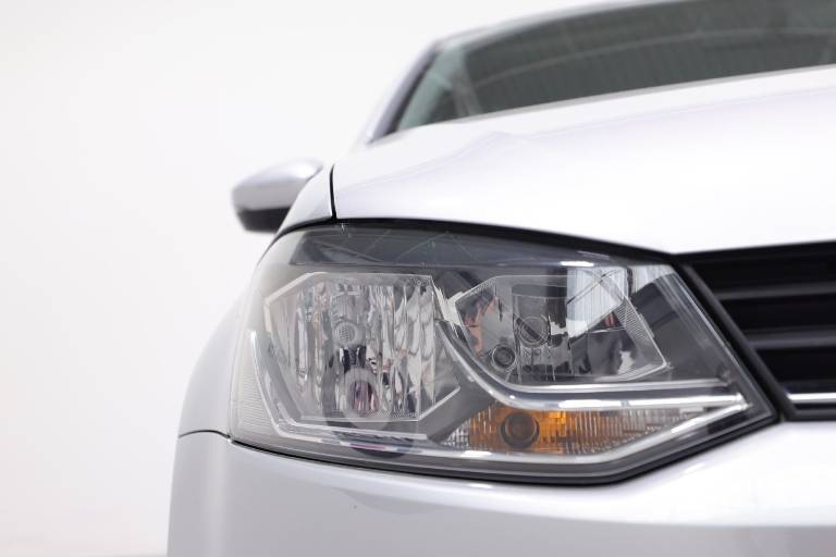 VOLKSWAGEN Polo 12