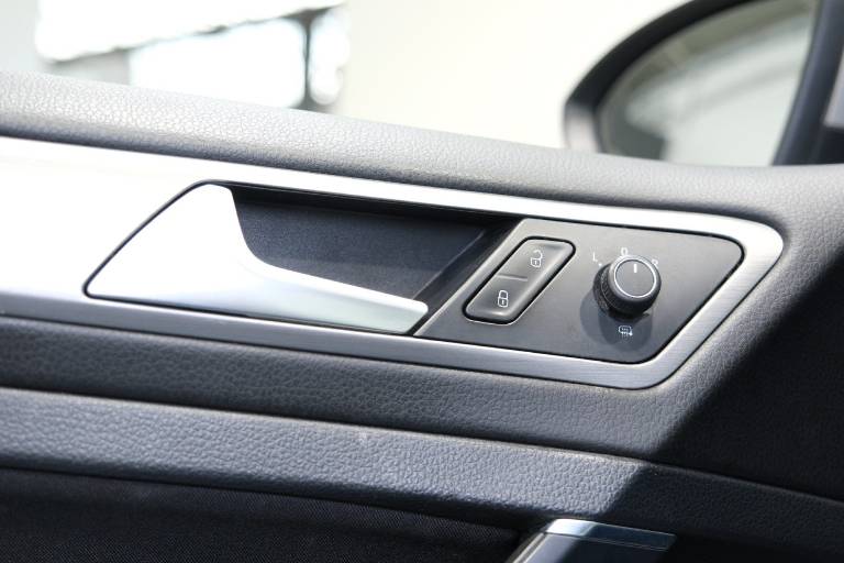 VOLKSWAGEN Golf 34
