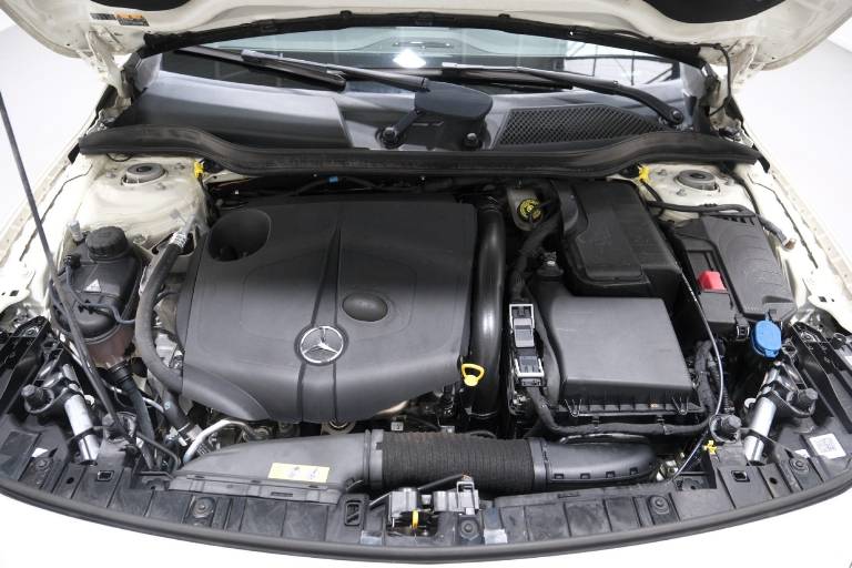 MERCEDES-BENZ GLA 220 65