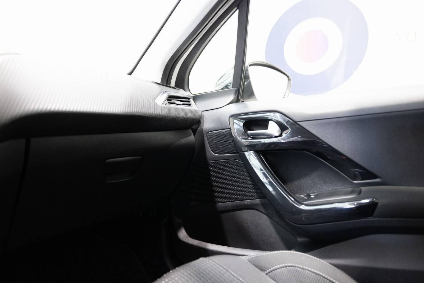 PEUGEOT 208 29