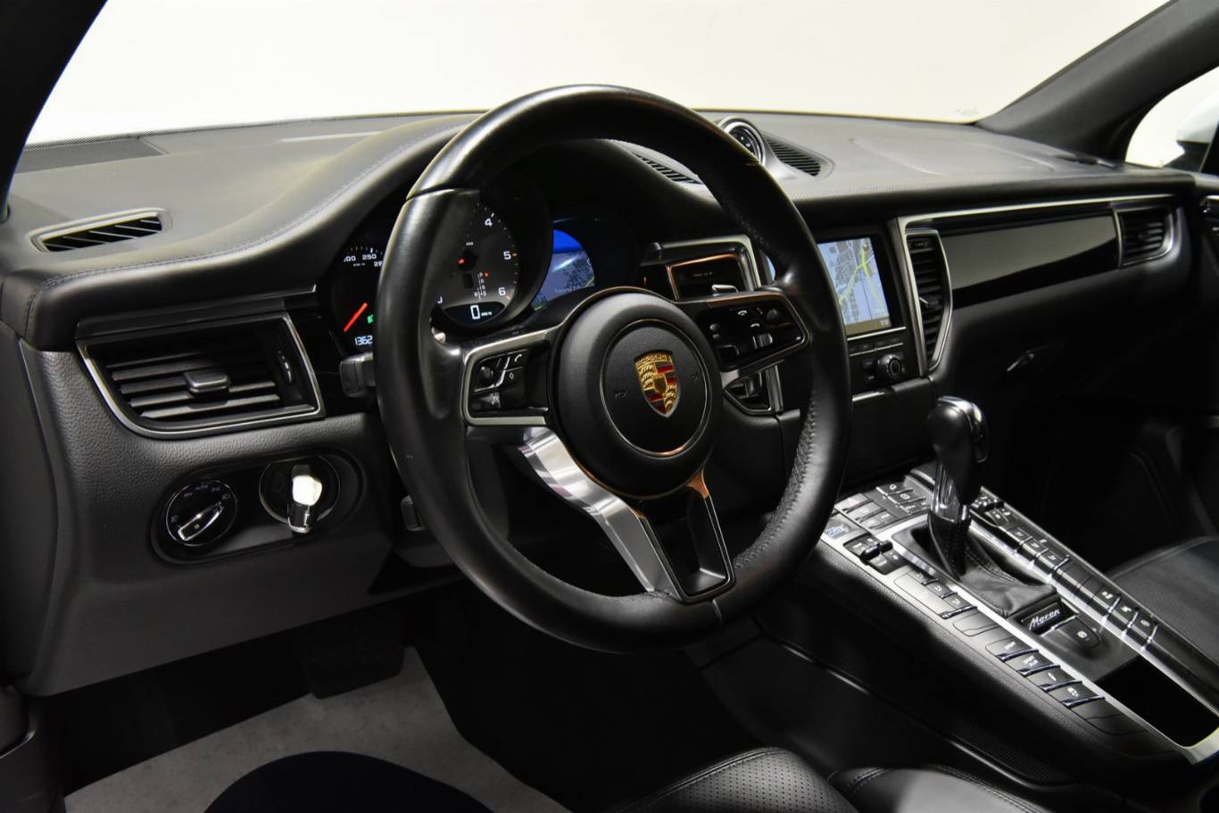 PORSCHE Macan 3