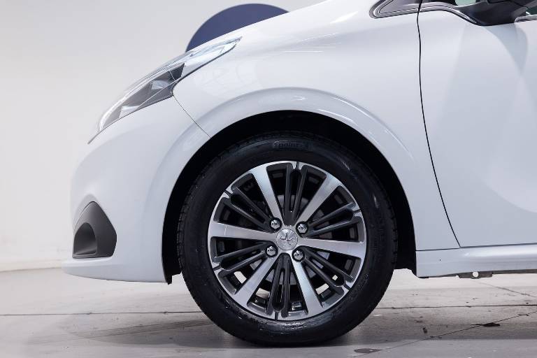 PEUGEOT 208 17