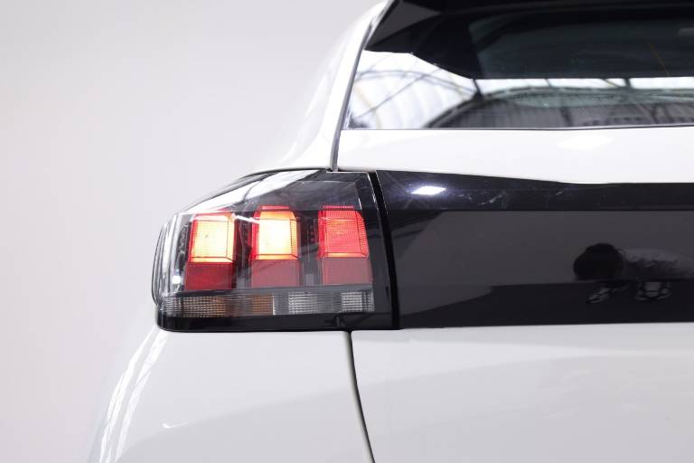 PEUGEOT 208 37