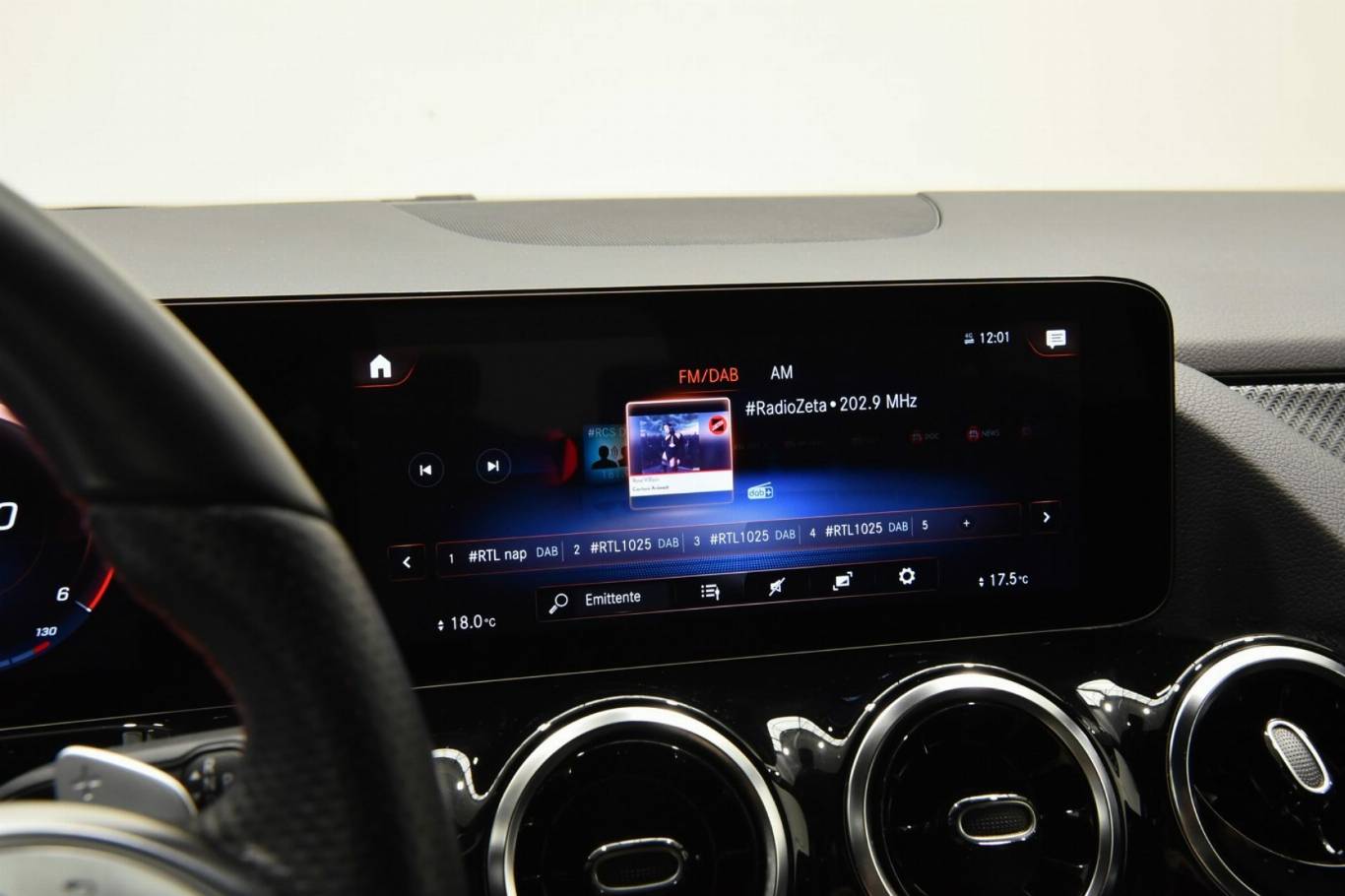 MERCEDES-BENZ GLA 200 23