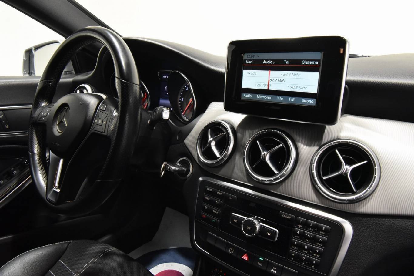 MERCEDES-BENZ CLA 200 37