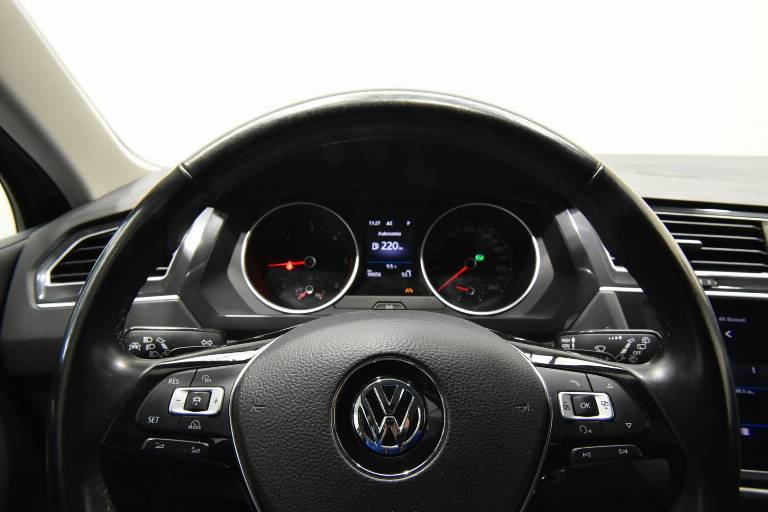 VOLKSWAGEN Tiguan 9