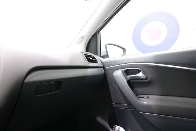 VOLKSWAGEN Polo 27