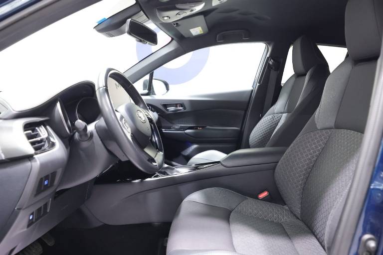 TOYOTA C-HR 19