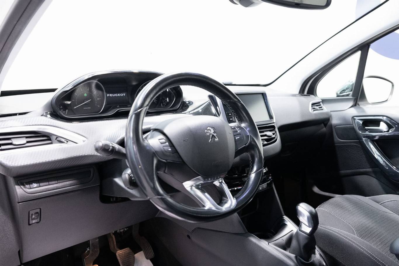 PEUGEOT 208 5