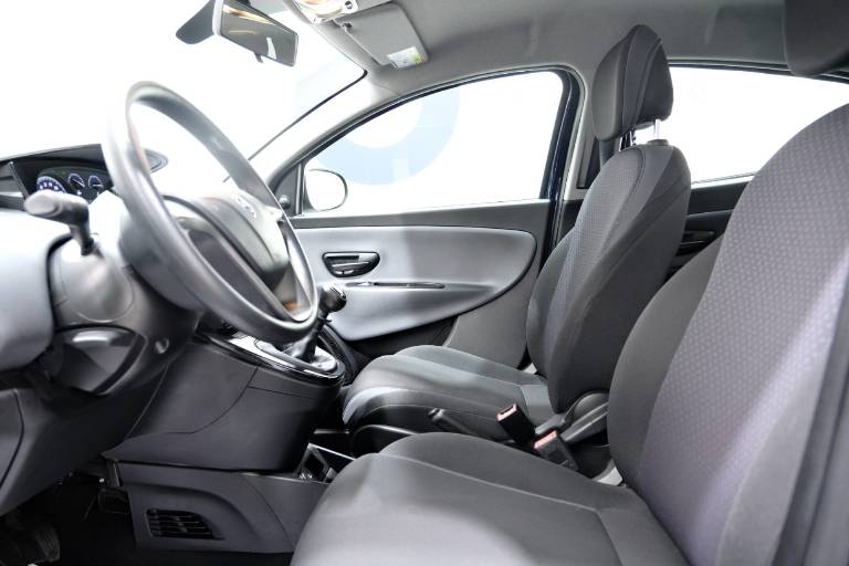 LANCIA Ypsilon 19