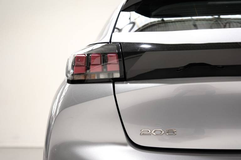 PEUGEOT 208 42