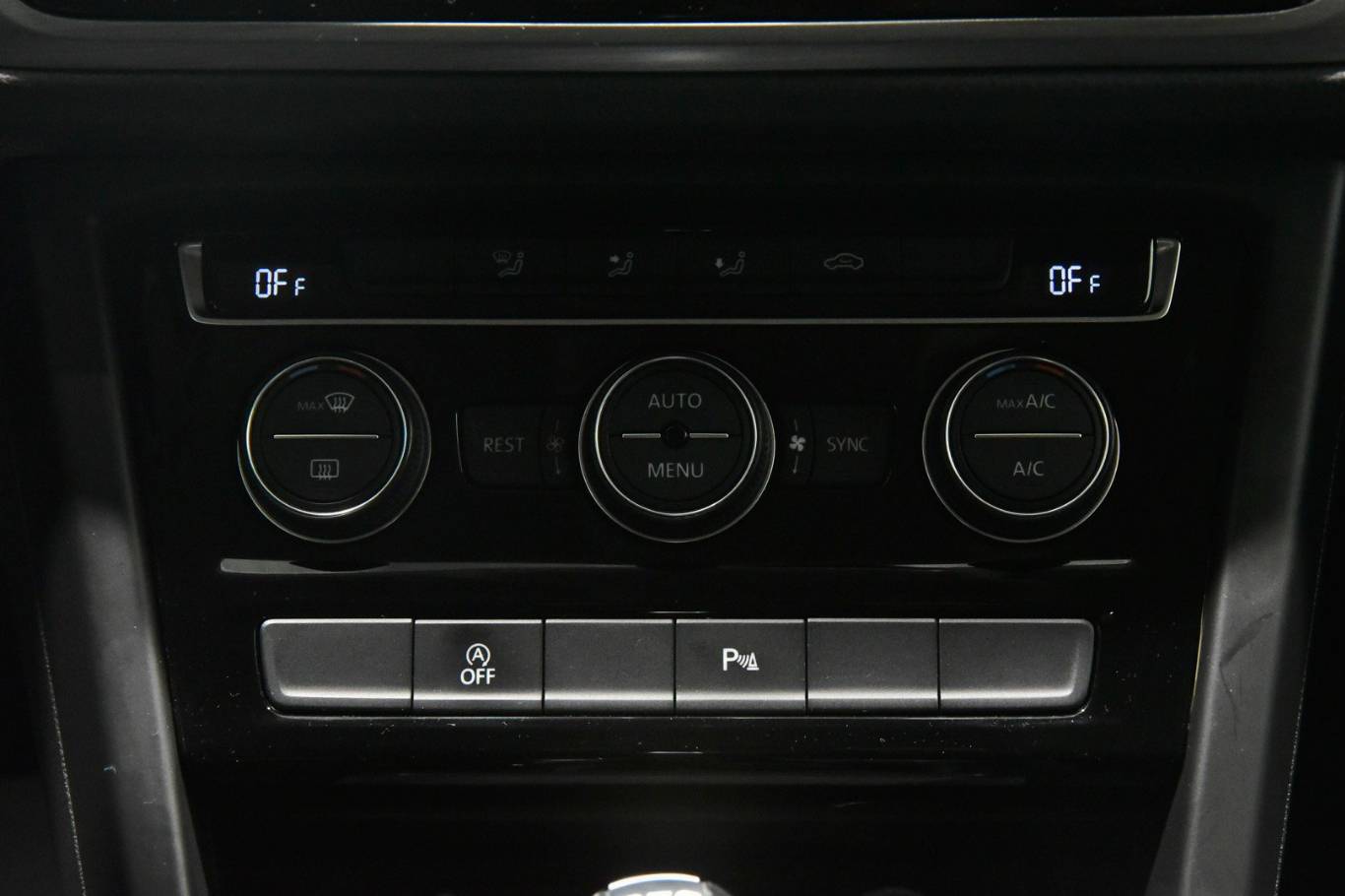 VOLKSWAGEN Touran 11