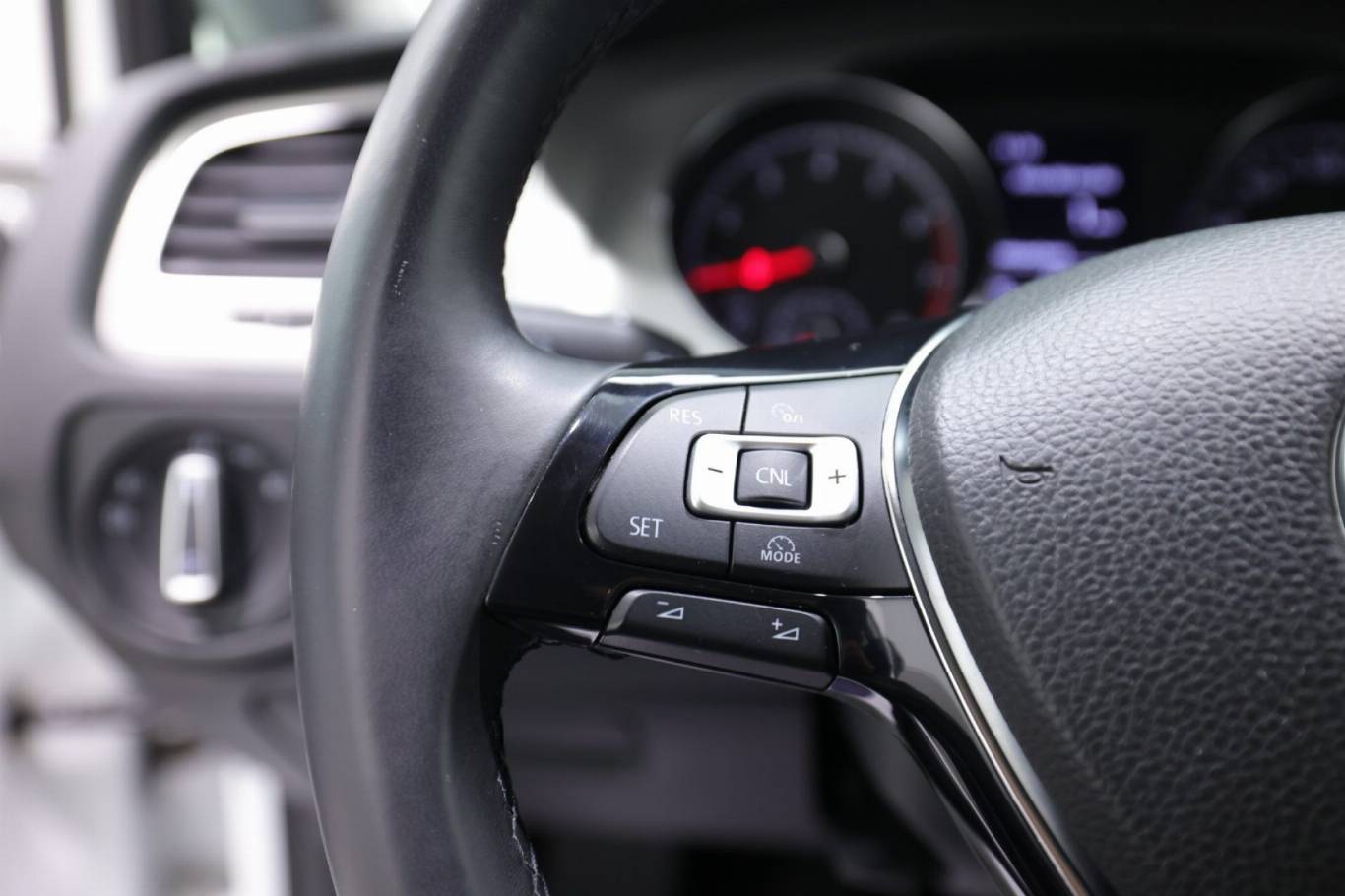 VOLKSWAGEN Golf 21