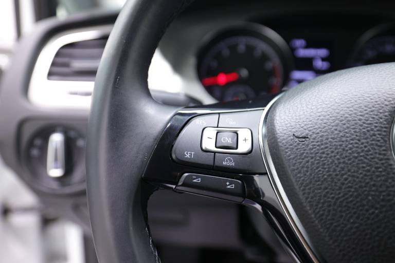 VOLKSWAGEN Golf 21