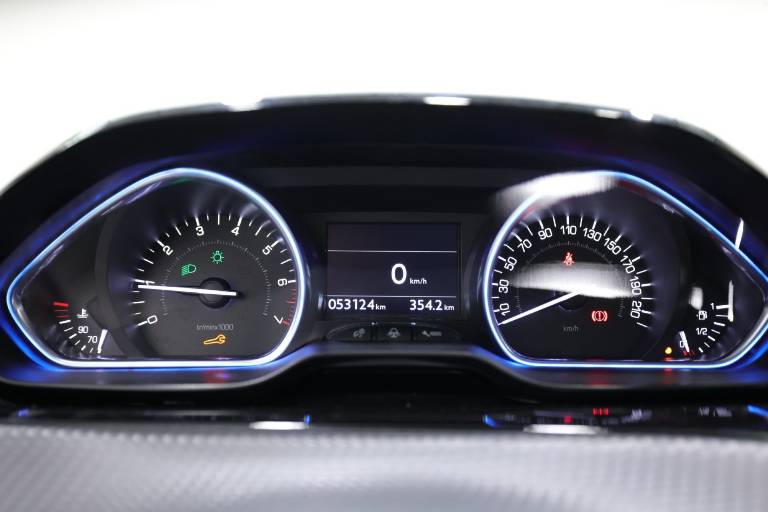 PEUGEOT 2008 8
