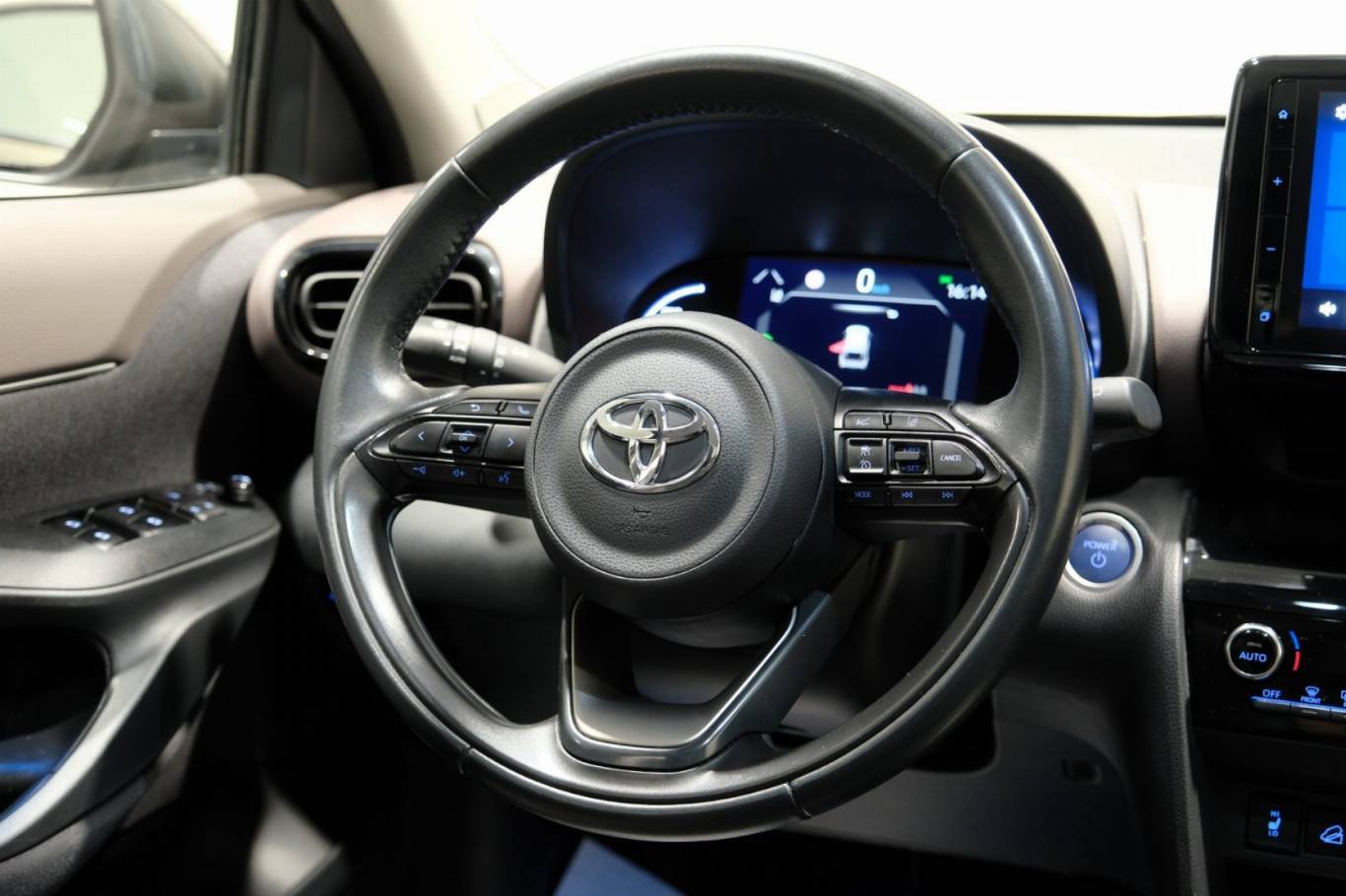 TOYOTA Yaris Cross 44
