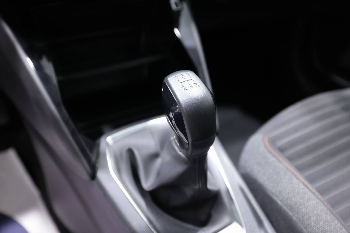 PEUGEOT 208 29