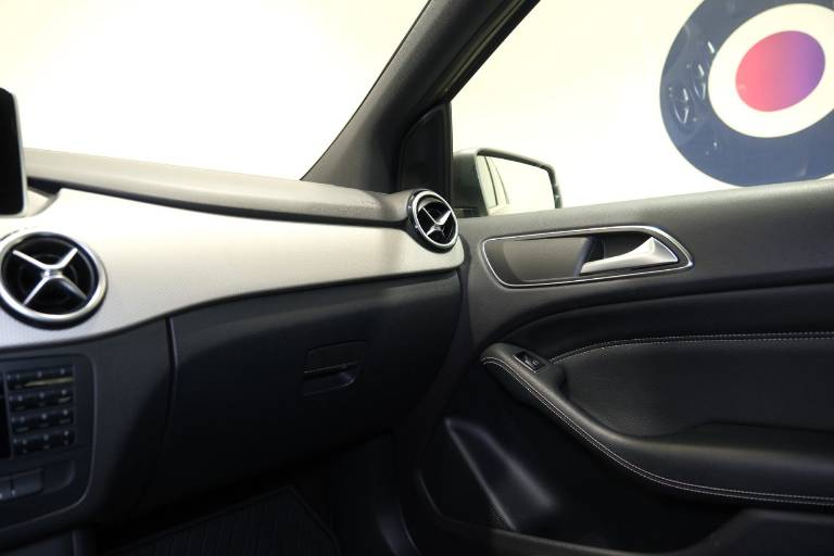 MERCEDES-BENZ B 180 31