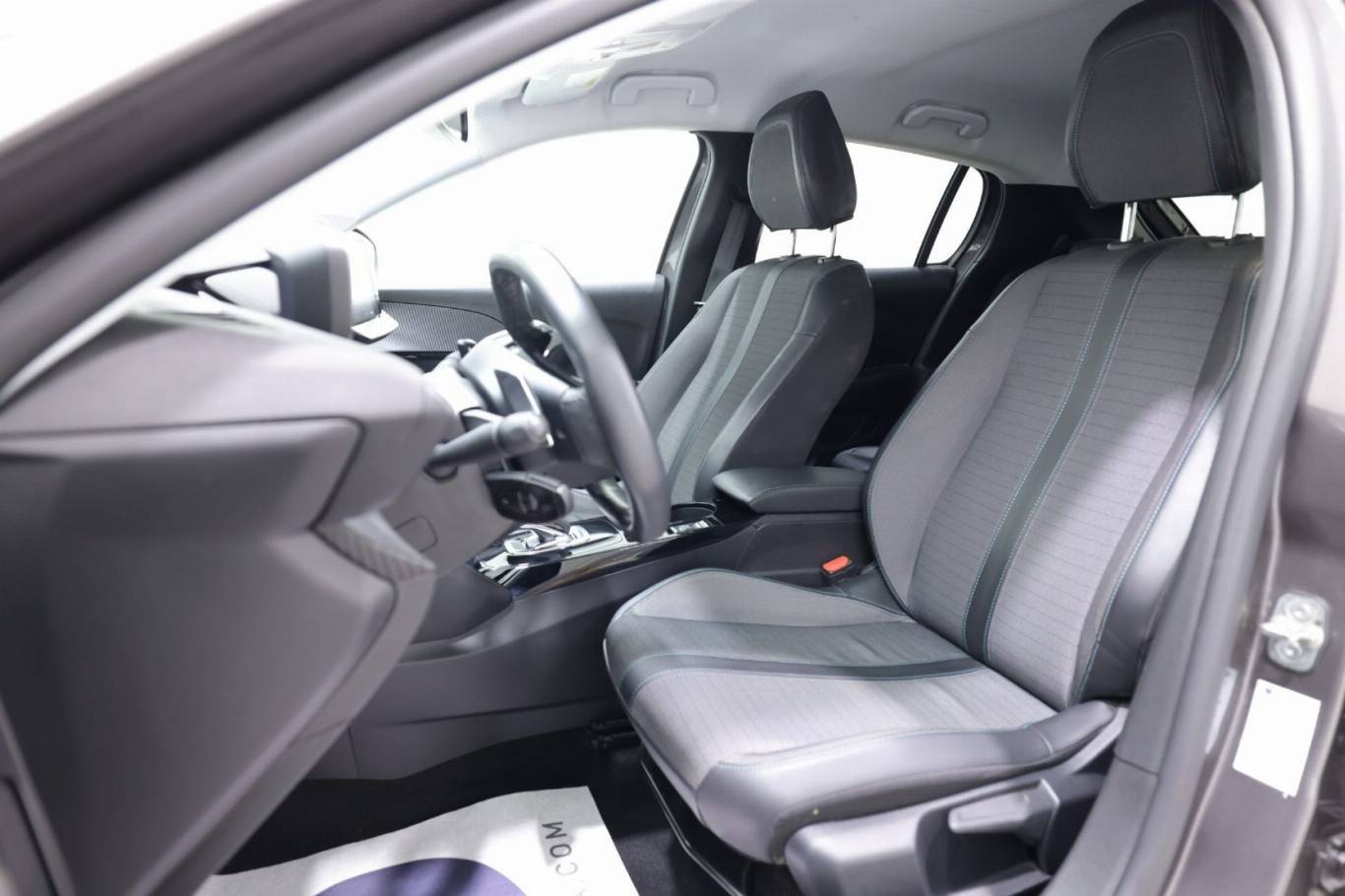 PEUGEOT 208 6