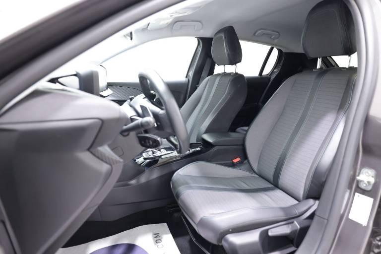 PEUGEOT 208 6