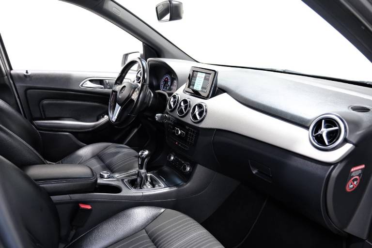 MERCEDES-BENZ B 200 61