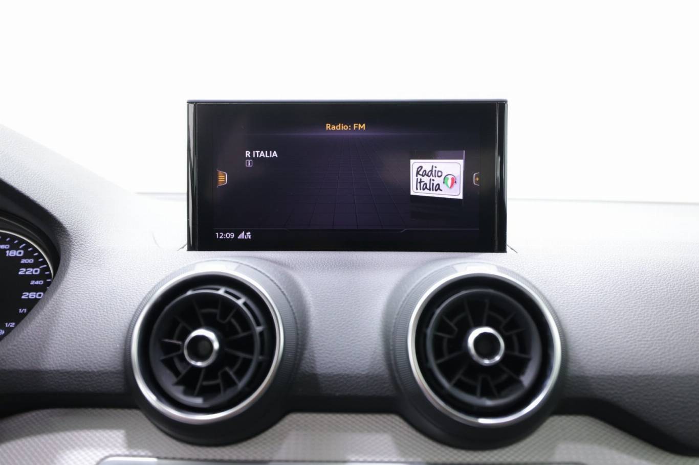 AUDI Q2 9
