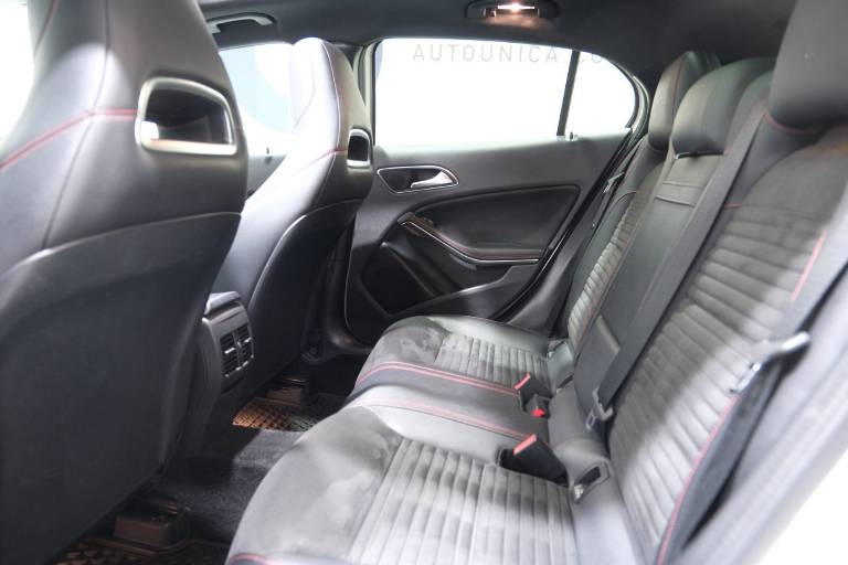 MERCEDES-BENZ GLA 220 38