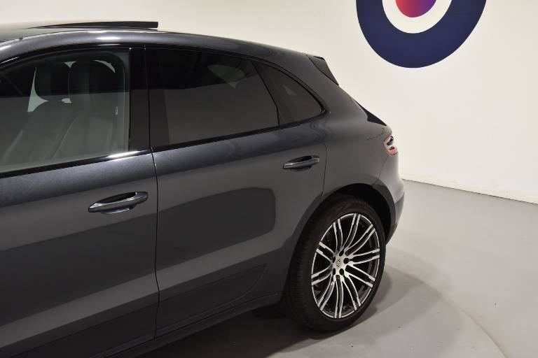 PORSCHE Macan 56