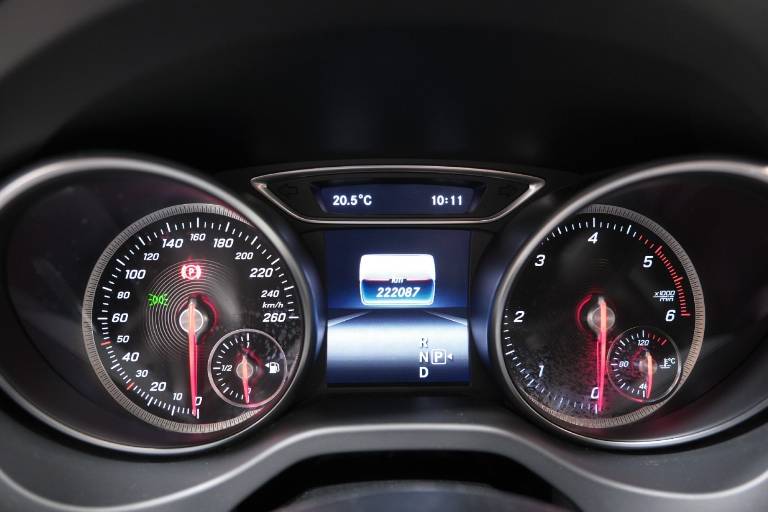 MERCEDES-BENZ GLA 220 8