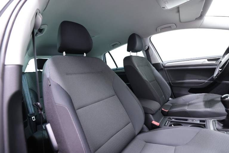 VOLKSWAGEN Golf 42